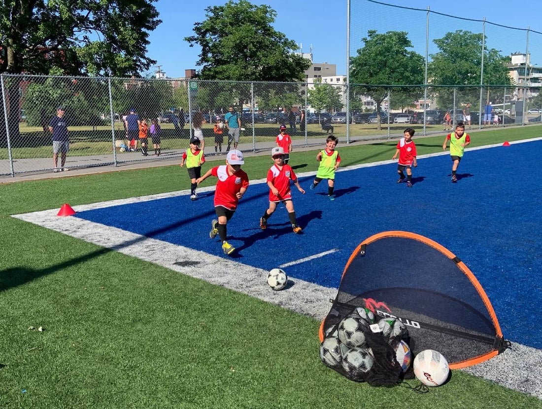 Jeunes joueurs de soccer Homenetmen-GAMK à l'entraînement sur un terrain extérieur