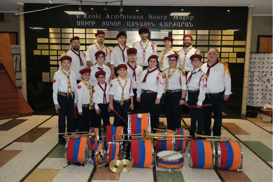 Membres de la fanfare Homenetmen-GAMK en uniforme avec leurs tambours, trompettes et trombones